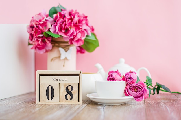 Día de la mujer 8 de marzo calendario del árbol Día de la mujer decorado con flores rosas fondo rosa