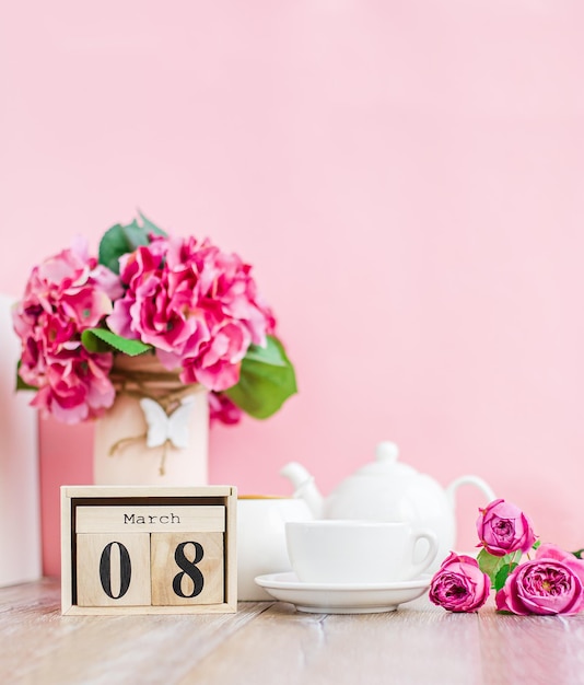 Día de la mujer 8 de marzo calendario del árbol Día de la mujer decorado con flores rosas fondo rosa