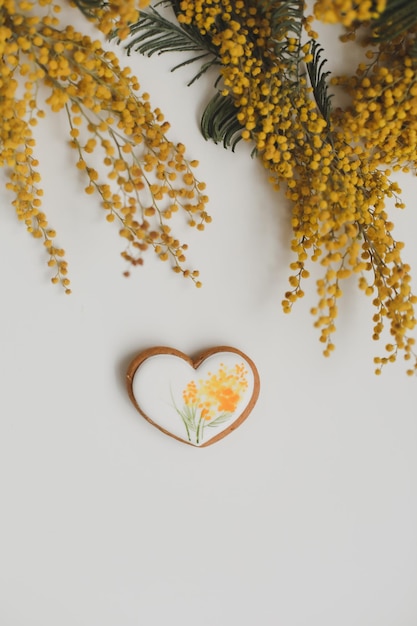 Día de la Mujer 8 de marzo Fondo de primavera con panes de jengibre amarillos desde arriba