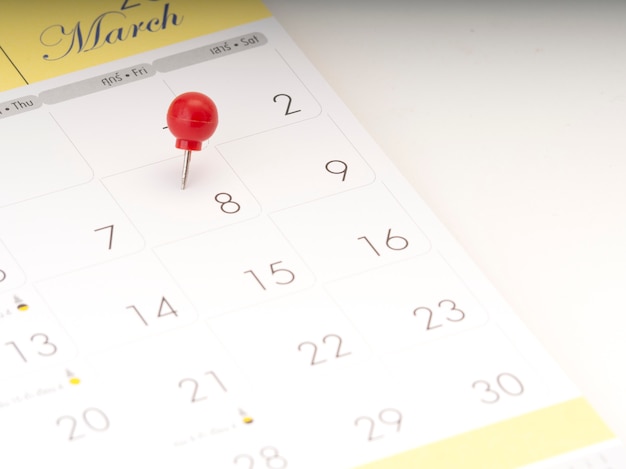 Día de la mujer en el calendario con el pin rojo.