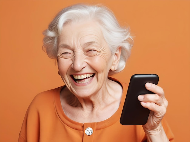 Día de la Mujer hermosa mujer mayor sonriendo y riendo con su teléfono contra un fondo naranja