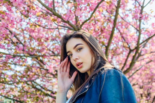 Día de la mujer con niña en flor de cerezo rosa. vacaciones del día de la mujer con niña en sakura.