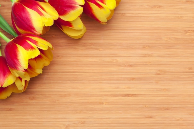 Dia de la mujer. Ramo de tulipanes sobre fondo de tablas de madera, espacio de copia, vista superior