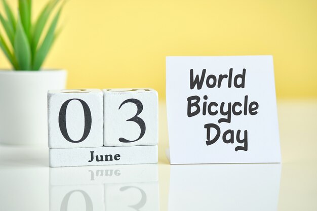 Día Mundial de la Bicicleta 03 tercer mes de junio Concepto de calendario en bloques de madera.