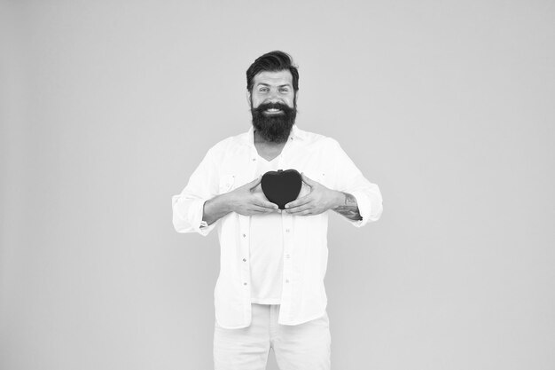 Día mundial del corazón brutal hipster fondo amarillo feliz día de san valentín problemas del corazón y enfermedades tener hábitos saludables en el estilo de vida prevenir un ataque al corazón enamorarse hombre barbudo corazón rojo