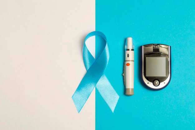 Dia Mundial da Diabetes. Glucômetro com nível e fita azul sobre fundo branco e azul Modelo médico de saúde. Copie o espaço