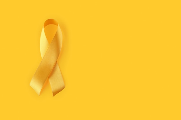Foto dia mundial da prevenção do suicídio com fita amarela em um fundo amarelo. fita amarela de setembro