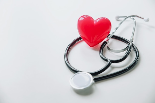Dia Mundial da saúde. Coração vermelho com estetoscópio em branco