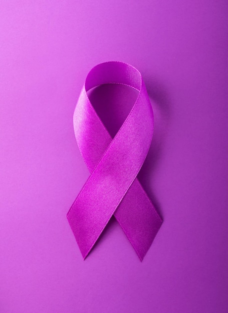 Dia Mundial do Câncer Fita roxa em um fundo roxo fita anticâncer