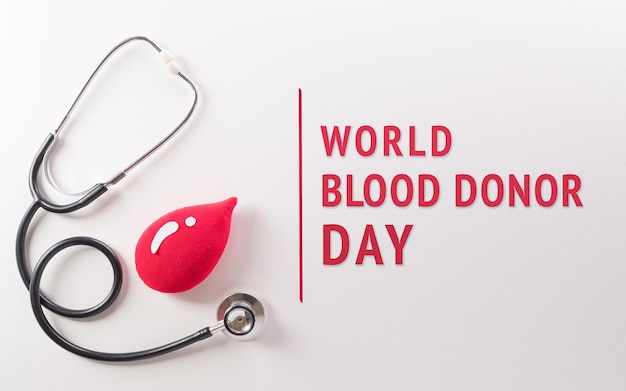 Dia mundial do doador de sangue cruz vermelha e conceito de dia da enfermeira feito de gota de sangue vermelho e estetoscópio com o texto em fundo branco