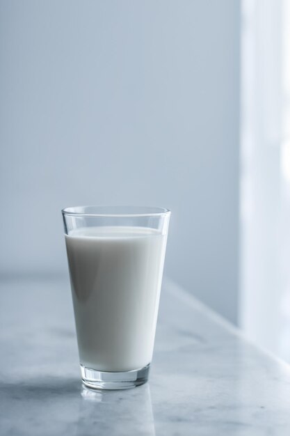 Día mundial de la leche vaso lleno sobre mesa de mármol