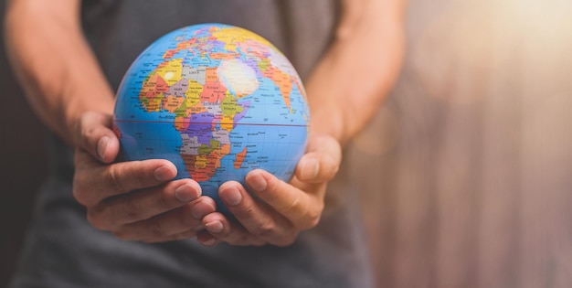 Foto día mundial del medio ambiente el amor del mundo con la mano sujetando un globo