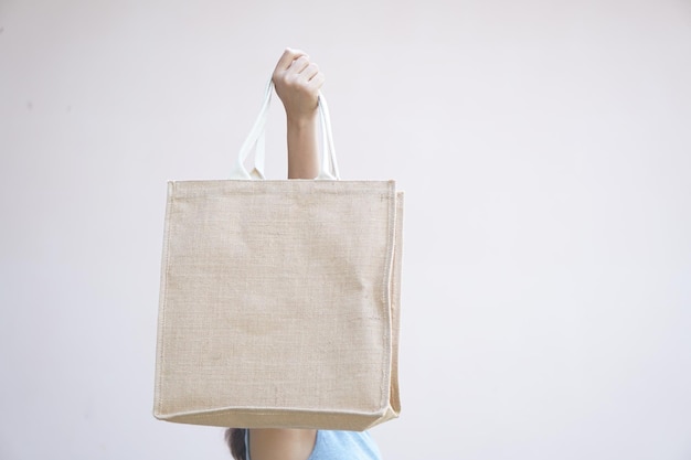 Foto día mundial sin plástico las mujeres usan bolsas de tela en lugar de bolsas de plástico para ir de compras