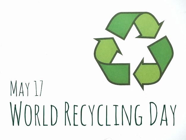 Día Mundial del Reciclaje 17 de mayo Fondo Símbolo de reciclaje verde con flechas y texto