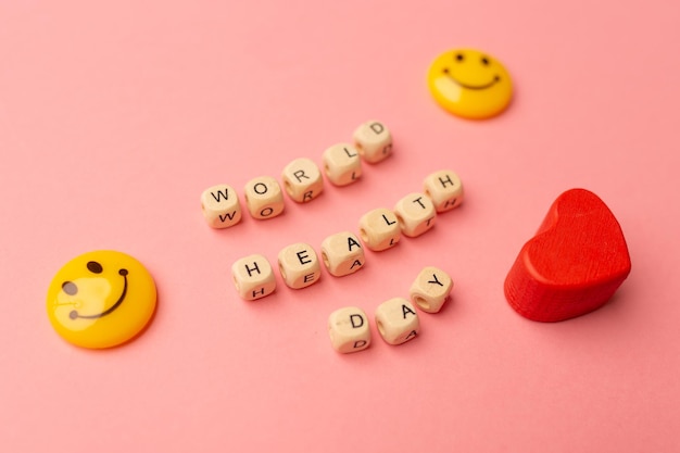 Día Mundial de la Salud médico y sanitario Corazón rojo emoji amarillo sonrisas y texto Día Mundial de la Salud