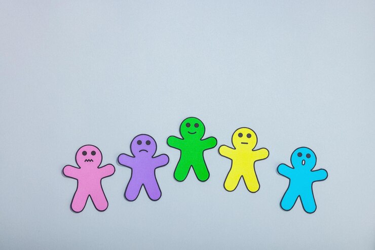 Foto día mundial de la salud mental figuras de papel de hombres con diferentes emociones clasificación de retroalimentación revisión de la experiencia del cliente satisfacción de la encuesta o concepto de evaluación fondo gris neutro vista superior plana