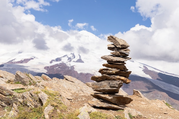 Día mundial del turismo, pirámide de piedras en la ladera del monte Cheget