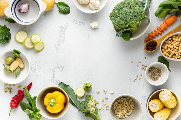 Día mundial del vegano. Marco de ingredientes vegetarianos frescos para cocinar vista aérea de plato vegano