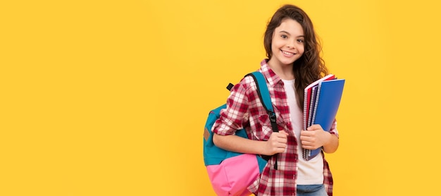 Dia na colegial com notebook e mochila de volta à escola adolescente pronta para estudar Banner da estudante da escola Retrato de aluno da colegial com espaço de cópia