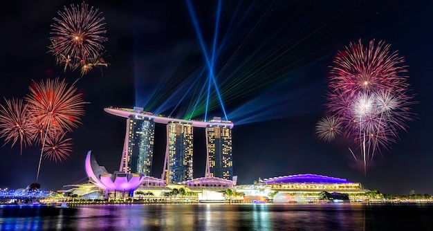 Dia nacional de Cingapura, belos fogos de artifício em Marina Bay