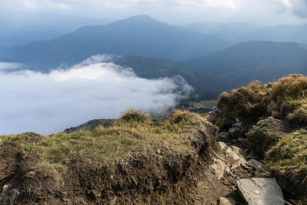 Día de niebla en las montañas de otoño