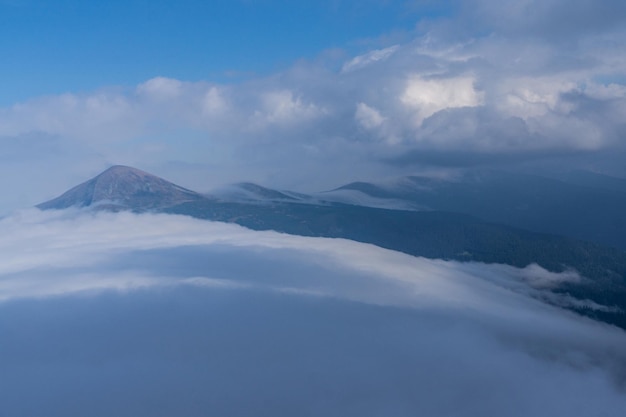 Día de niebla en las montañas de otoño