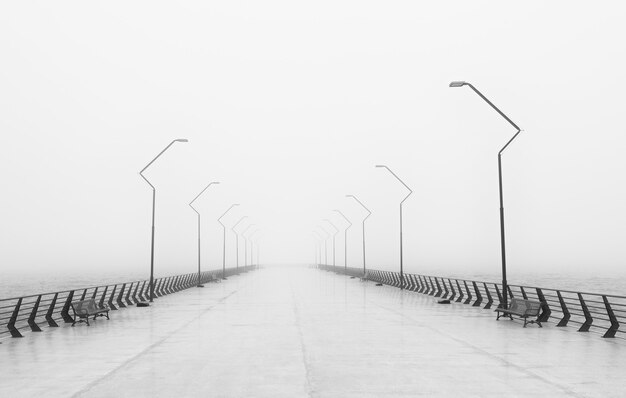 Día de niebla en el terraplén de la ciudad.