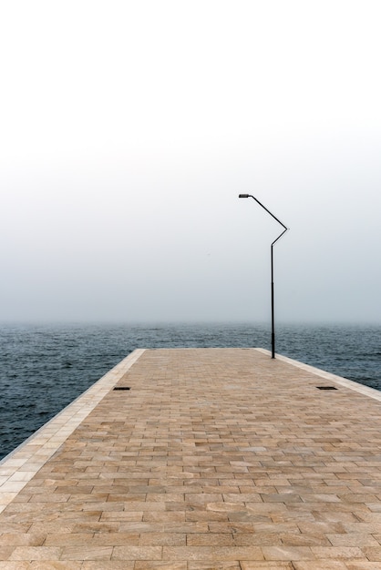 Día de niebla en el terraplén de la ciudad.