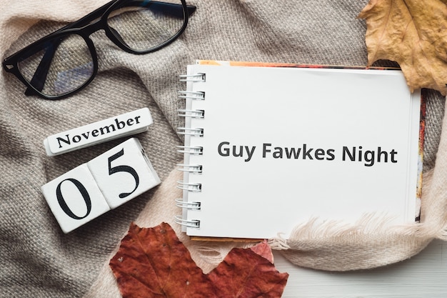 Día de la noche de Guy Fawkes del calendario del mes de otoño de noviembre.