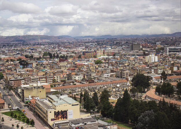 Foto un día nublado en la ciudad de bogotá, colombia.