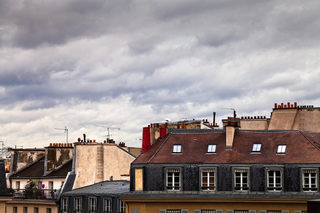 Dia nublado de primavera em Paris