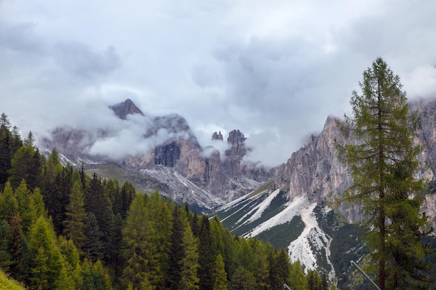 Dia nublado Montanhas Dolomitas