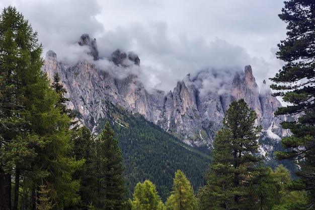 Dia nublado Montanhas Dolomitas