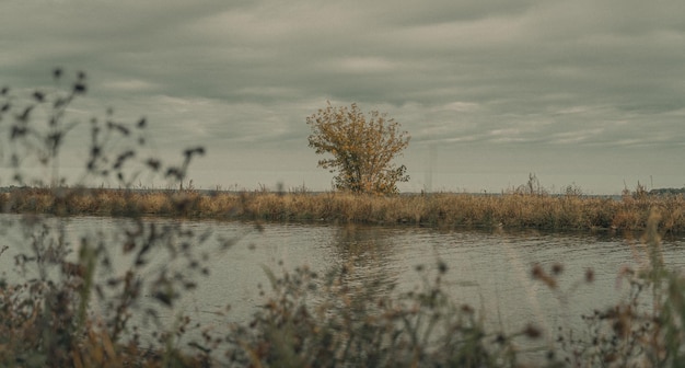 Dia nublado por um lago em Nauvoo Illinois