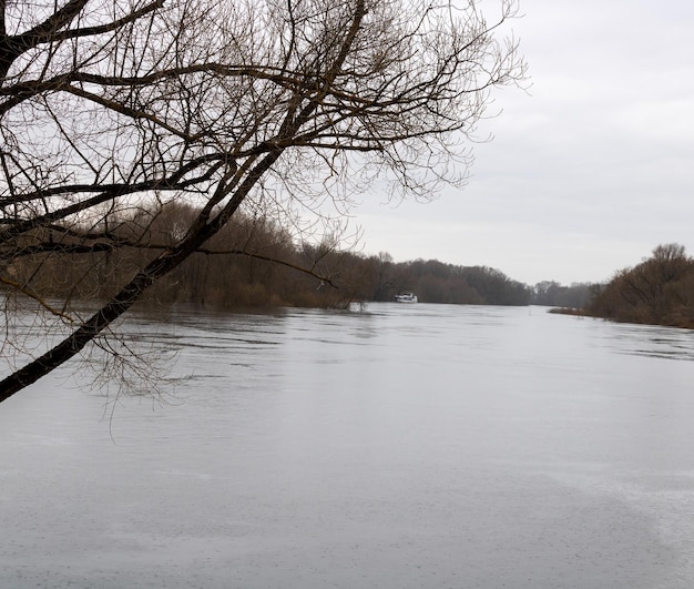 Día nublado en el río bajo la lluvia.