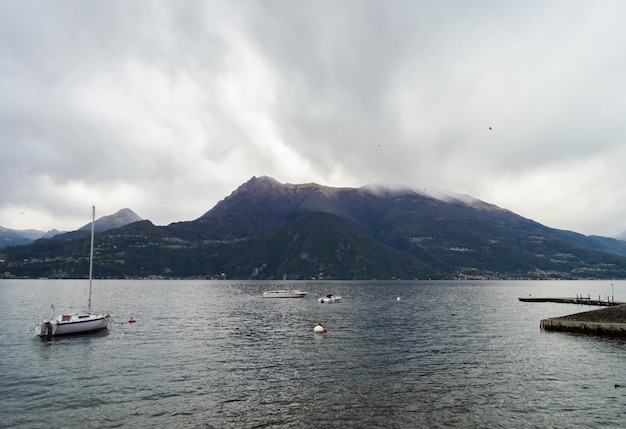 Día nublado sobre el lago de Como en Lombardía, Italia