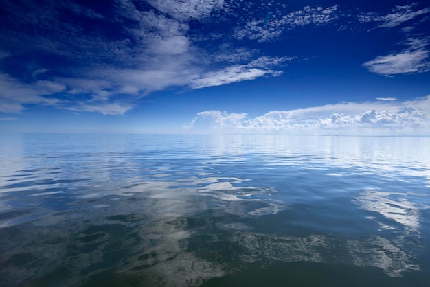 Día nublado con superficie azul del mar