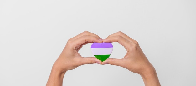 Día del Orgullo Queer y concepto del mes del orgullo LGBT en forma de corazón púrpura, blanco y verde para lesbianas, gays, bisexuales, transgénero, comunidad de género y pansexual