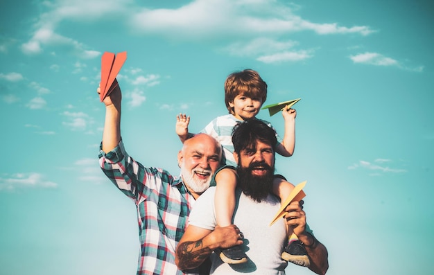 Foto día del padre abuelo padre e hijo se abrazan y se divierten juntos