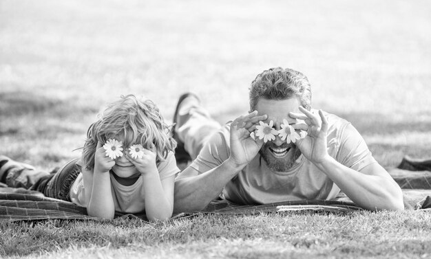 Día del padre alegre padre e hijo divirtiéndose en el parque valor familiar infancia