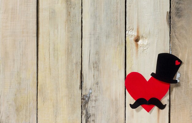 Foto día del padre concepto de sombrero negro, bigote y corazón rojo