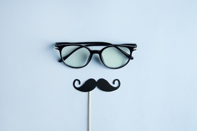 Día del padre, concepto de vacaciones, gafas transparentes, elegantes accesorios de cabina de fotos de papel negro, bigotes en ...