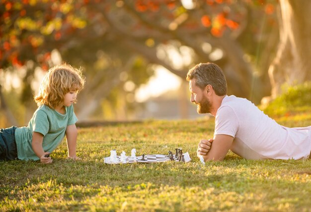 Día del padre feliz familia paternidad e infancia jaque mate pasar tiempo juntos