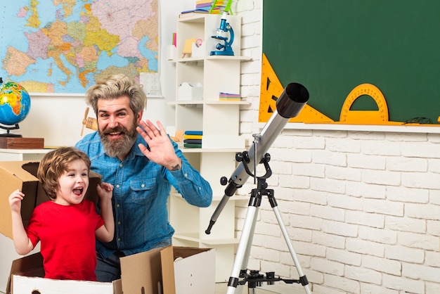 Día del padre Feliz padre e hijo Enseñar emocionado El alumno disfruta del tiempo con el padre del maestro