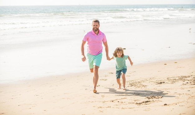 Día del padre o de la familia papá con niño en el día de verano papá e hijo divirtiéndose al aire libre