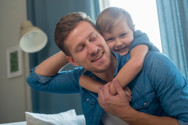 Foto día del padre padre e hijo tiro medio