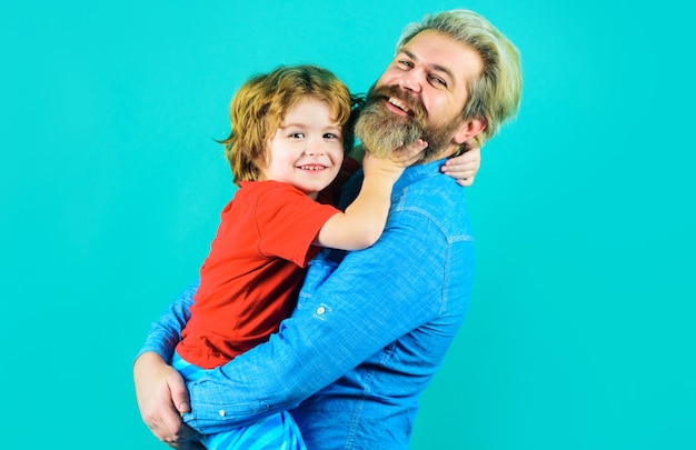 Dia del padre. Papá abraza con hijo pequeño. Relaciones familiares. Concepto de paternidad.