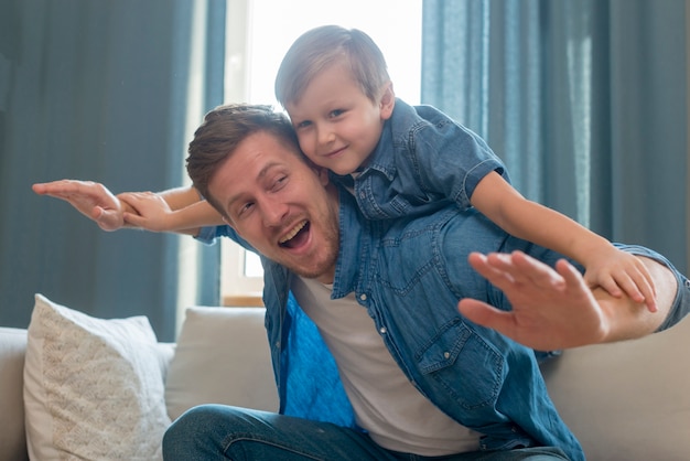 Día del padre papá con el niño en la espalda