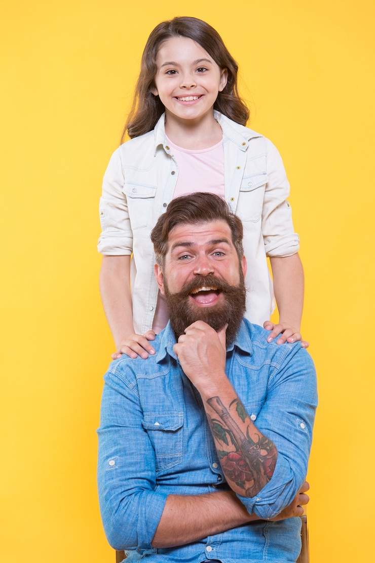 Foto día del padre para ti papá. familia feliz celebra el día del padre. pequeña hija y padre. niño pequeño y hombre barbudo. día internacional del padre.