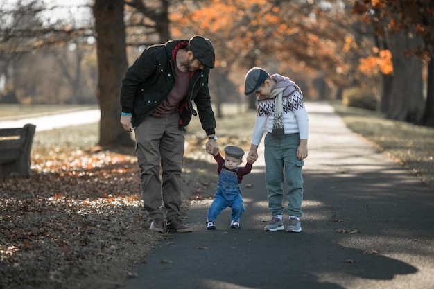 El día de los padres Los hermanos y su padre disfrutando del tiempo juntos en la naturaleza Un momento familiar sincero